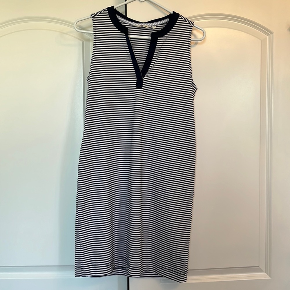 Comfortable, lightweight, and breathable dress. Vineyard Vines size XS.